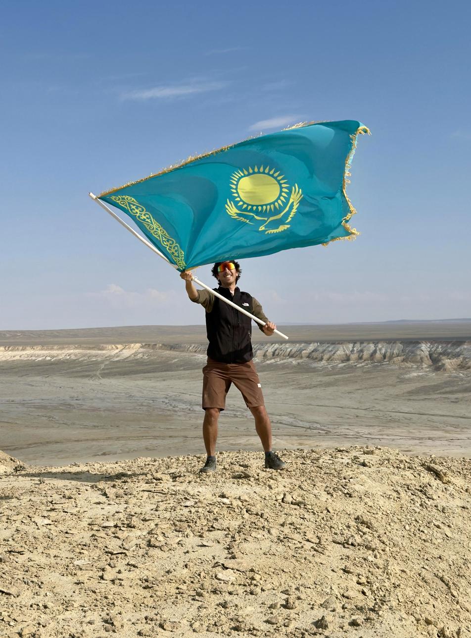 Guillaume Arnaud avec le drapeau du Kazakhstan